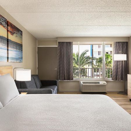 Days Inn By Wyndham Cocoa Beach Port Canaveral Ngoại thất bức ảnh