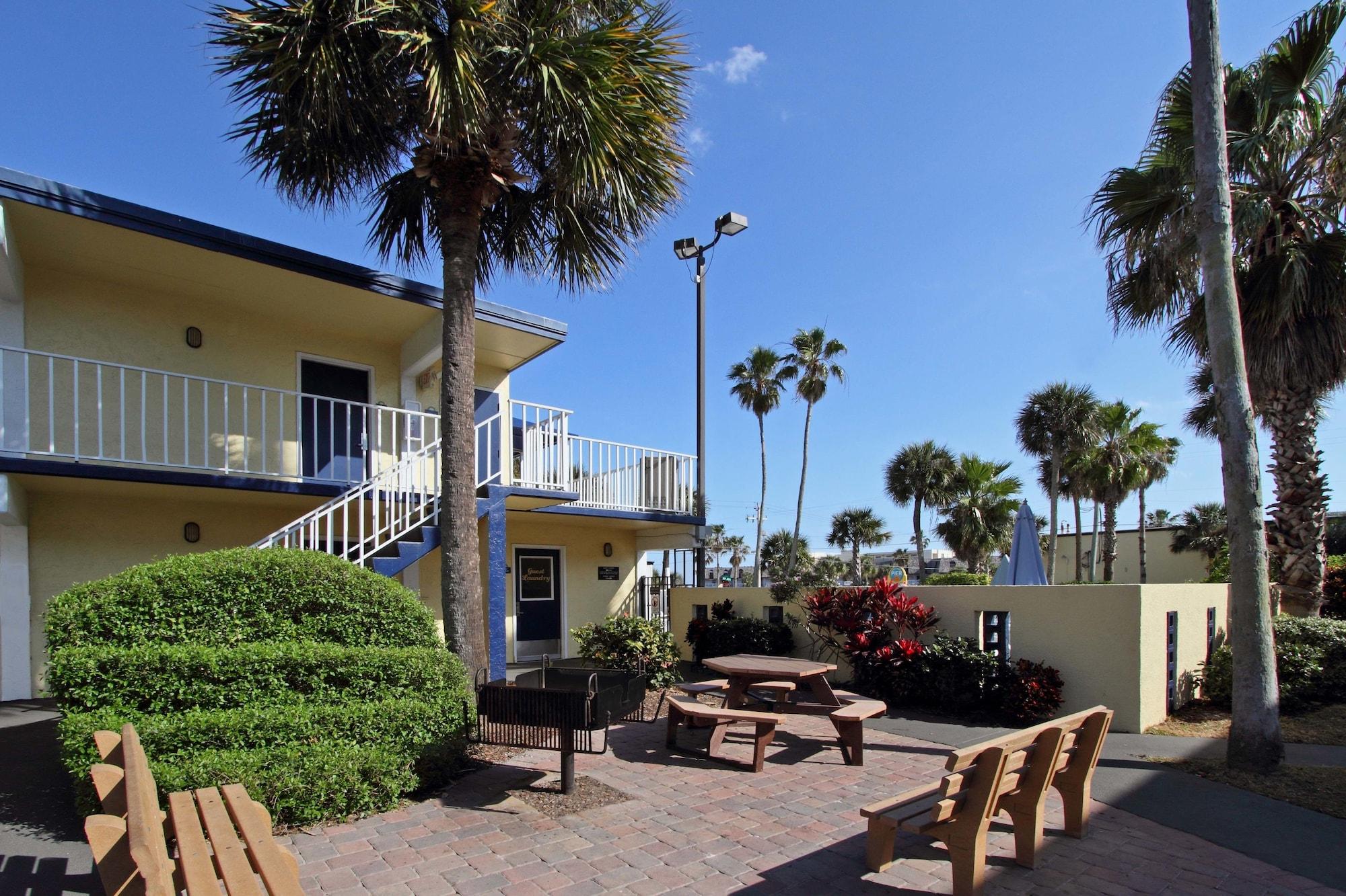 Days Inn By Wyndham Cocoa Beach Port Canaveral Ngoại thất bức ảnh