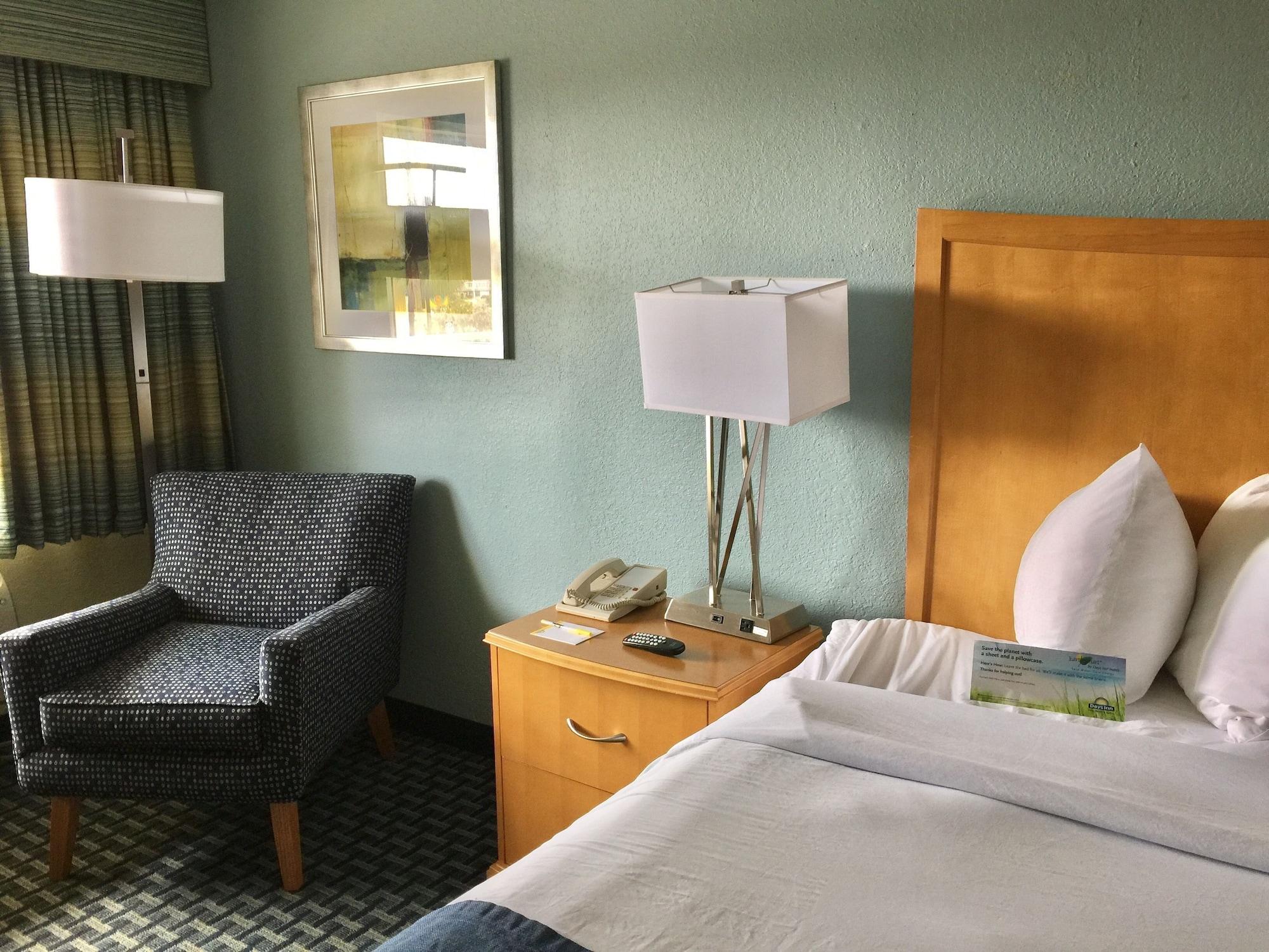 Days Inn By Wyndham Cocoa Beach Port Canaveral Ngoại thất bức ảnh