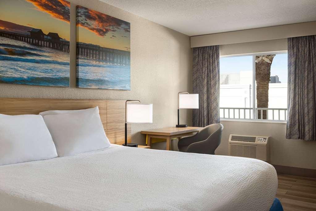 Days Inn By Wyndham Cocoa Beach Port Canaveral Phòng bức ảnh