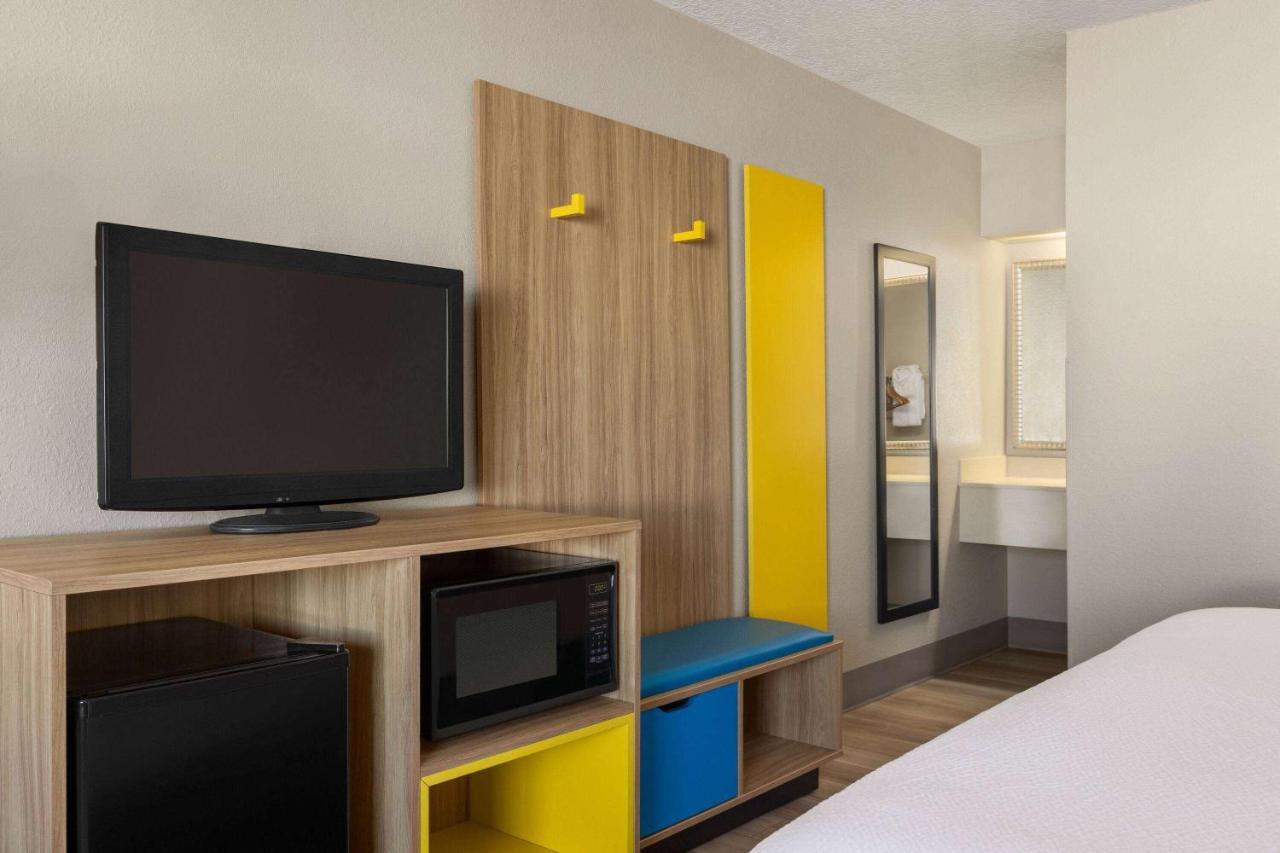 Days Inn By Wyndham Cocoa Beach Port Canaveral Ngoại thất bức ảnh