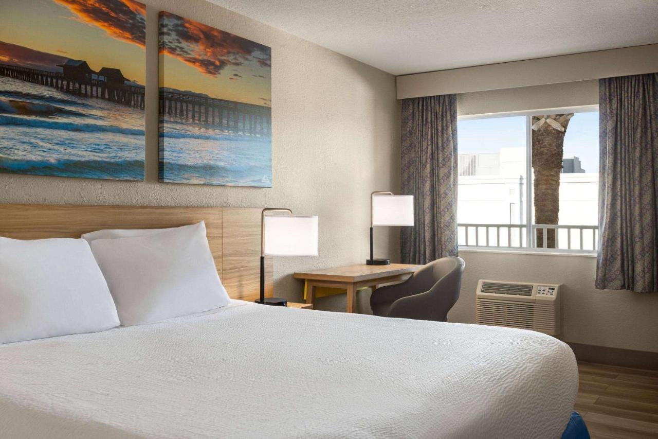 Days Inn By Wyndham Cocoa Beach Port Canaveral Ngoại thất bức ảnh