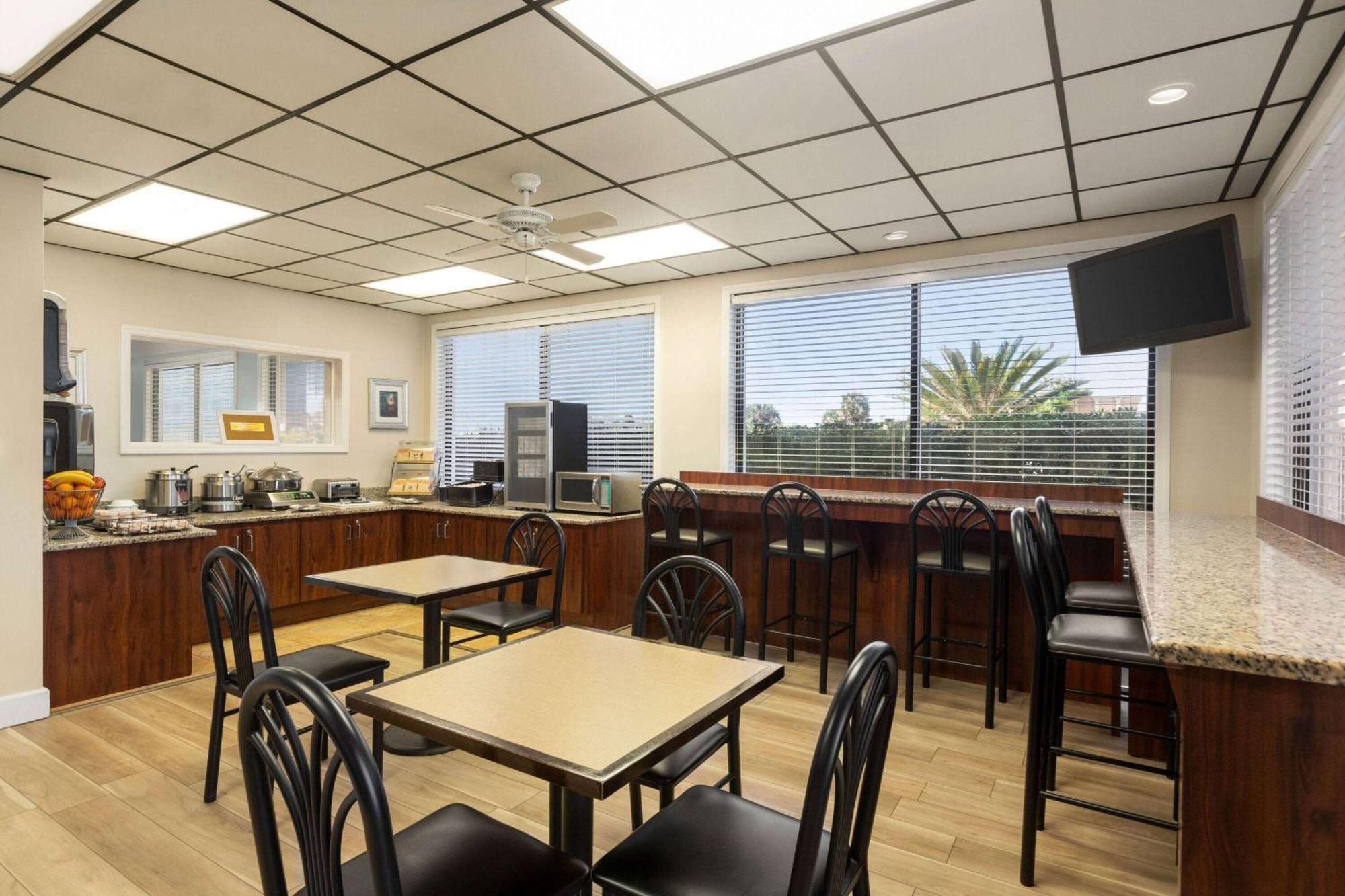 Days Inn By Wyndham Cocoa Beach Port Canaveral Ngoại thất bức ảnh