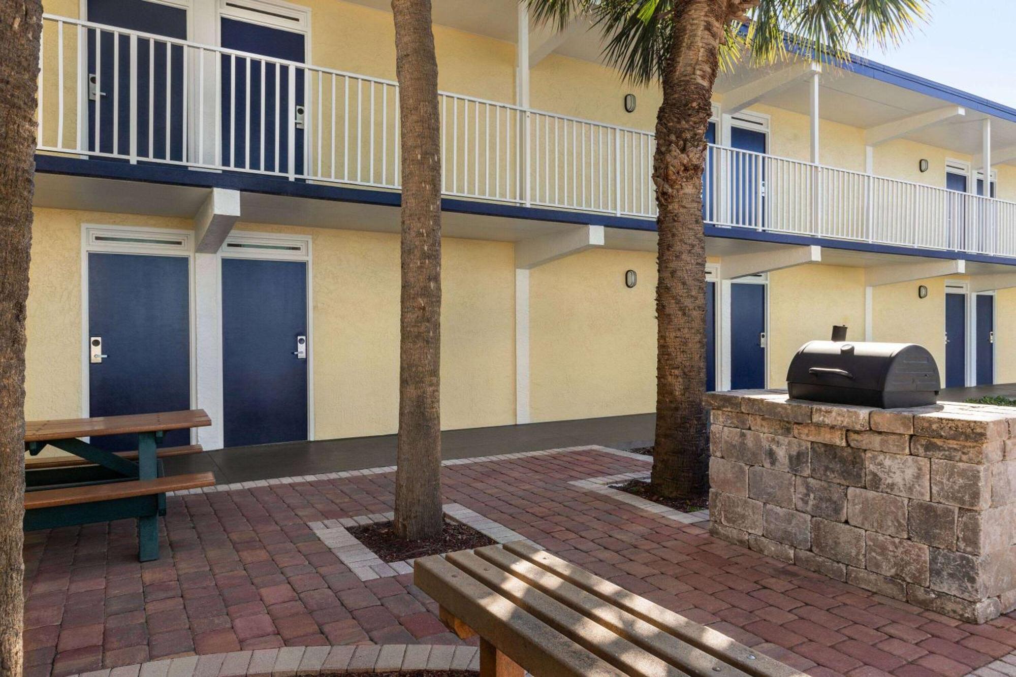 Days Inn By Wyndham Cocoa Beach Port Canaveral Ngoại thất bức ảnh