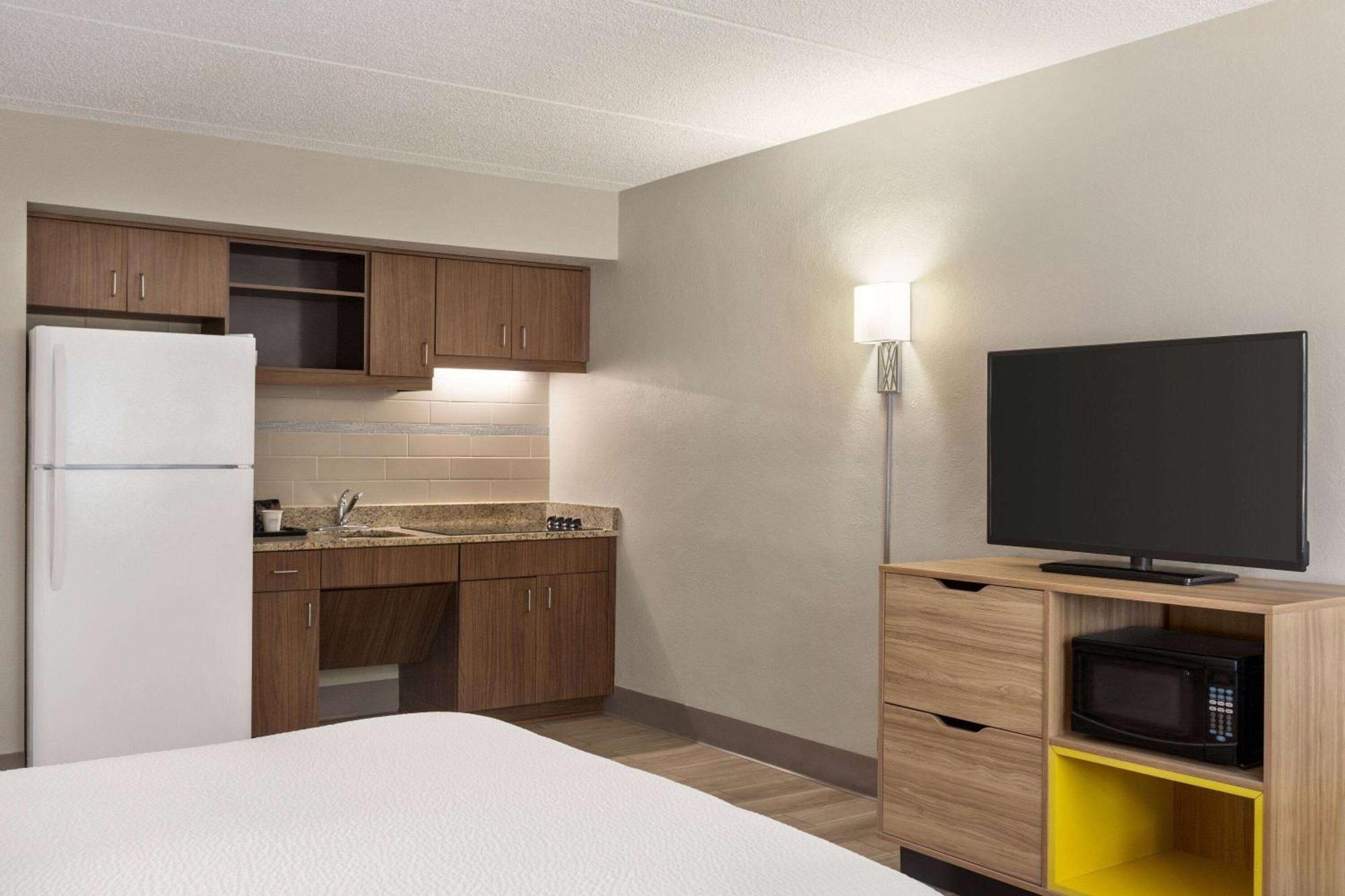Days Inn By Wyndham Cocoa Beach Port Canaveral Ngoại thất bức ảnh